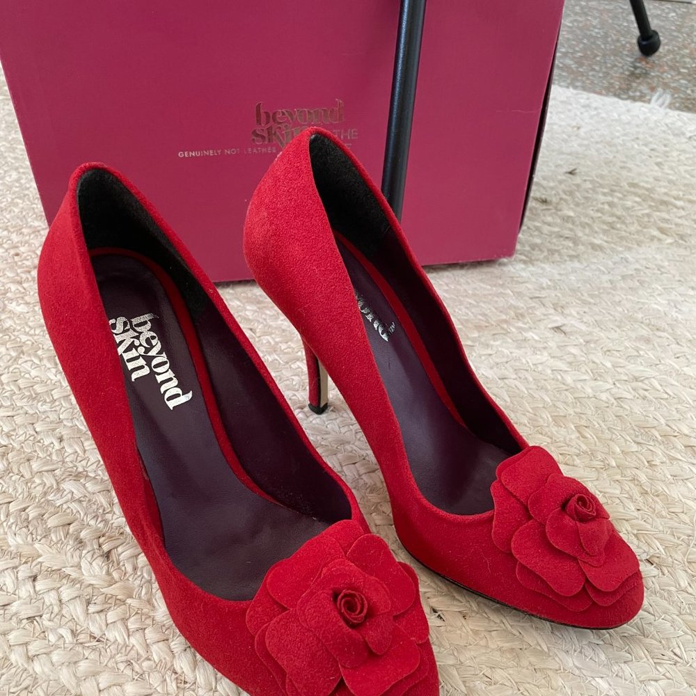 Beyond Skin Red Faux Suede Pumps Size 38 / 7.5